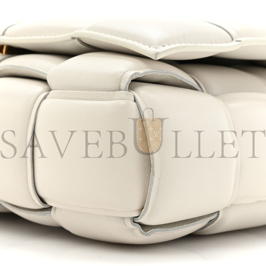 BOTTEGA VENETA LAMBSKIN MAXI INTRECCIO PADDED CHAIN CASSETTE CROSSBODY BAG WHITE (25*17*8cm)